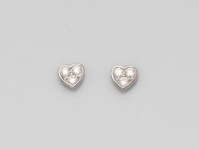 une paire de boucles d'oreilles en diamant en forme de cœur