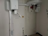 une chambre équipée de toilettes et d'une douche
