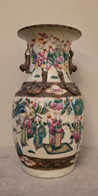 CANTON - Vase à décor de personnages (petit choc à la frise)…