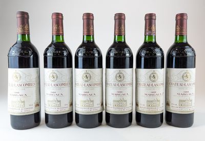 six bouteilles de vin sont alignées sur une table