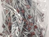 de nombreuses vis dans un sac posé sur la table