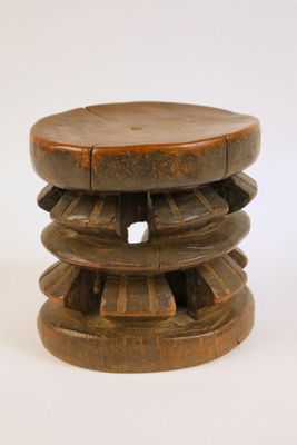 une image représentant un tabouret en bois orné d'un motif circulaire