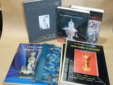 beaucoup de livres posés sur une chaise