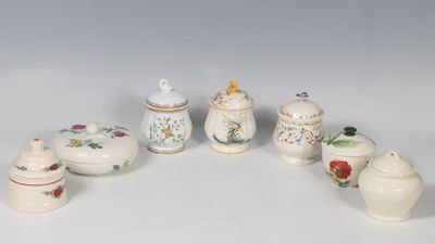 GIEN. Réunion de 5 sucriers en faïence, une boîte, on y join…