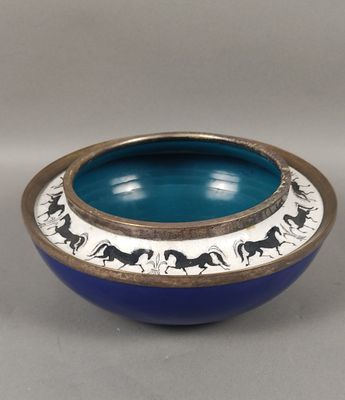 un bol bleu et blanc orné de chevaux