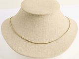 gros plan d'un mannequin portant un collier