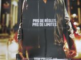 une affiche de cinéma représentant un homme tenant une arme à feu devant une rue