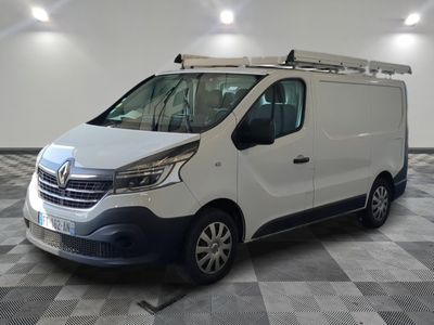 la camionnette blanche est garée sur le sol en damier d'une pièce