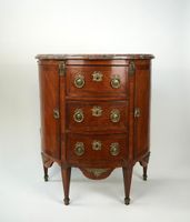Commode demi-lune en bois de placage ouvrant à trois tiroirs… (photo 2)