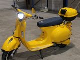 un scooter jaune garé dans un garage