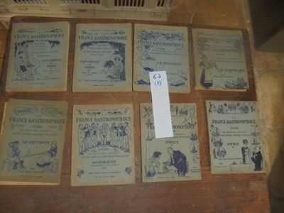beaucoup de vieux livres posés sur une table, avec une étiquette de prix