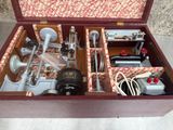 une boîte avec un tas d'outils à l'intérieur