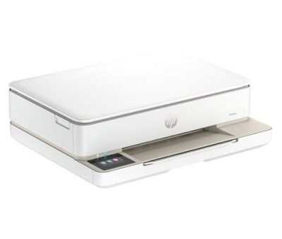 L'imprimante de bureau HP est posée sur une surface blanche