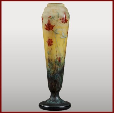 un vase en verre orné d'un motif jaune et rouge