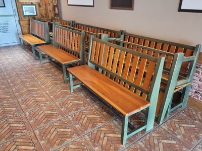 trois bancs en bois placés les uns à côté des autres dans une pièce