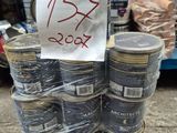 une pile de boîtes de conserve posée sur une table