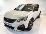 La voiture blanche est garée sur le sol blanc de la pièce.