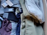 une boîte pleine de vêtements posée sur le sol