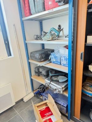 une pièce avec beaucoup de cartons et des cartons sur le sol