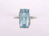 Gros plan sur une bague ornée d'une topaze bleue