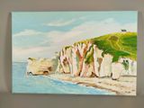 une peinture à l'huile représentant une plage et des falaises, avec un bateau dans l'eau