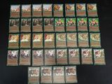 les cartes sont posées sur une table noire et il y en a beaucoup