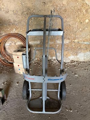 un diable qui se trouve dans un garage