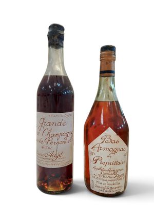 deux bouteilles de vin posées l'une à côté de l'autre sur une surface blanche