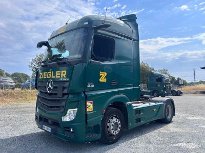 un camion vert garé sur le parking