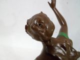 une statue en chocolat représentant une femme vêtue d'un haut vert