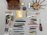 de nombreux outils de toutes sortes disposés sur la table