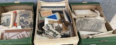 une valise verte remplie de livres et de papiers, posée par terre