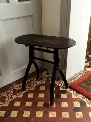 une petite table posée à même le sol dans la pièce