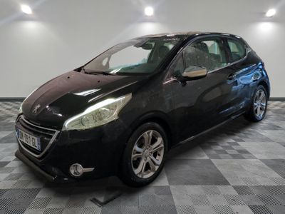 la petite voiture noire est garée dans le garage sur un sol en damier