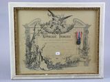 une vieille photo représentant une photo encadrée d'une médaille et une médaille