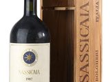 une bouteille de vin rouge dans un coffret en bois