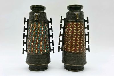 deux vases posés côte à côte sur une surface blanche