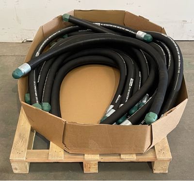 une boîte en carton contenant tout un tas de tuyaux