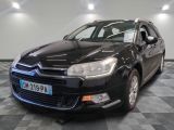 La Citroën noire est garée dans le garage, sur un sol à damier.