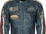 une veste en cuir bleue avec des patchs sur les manches
