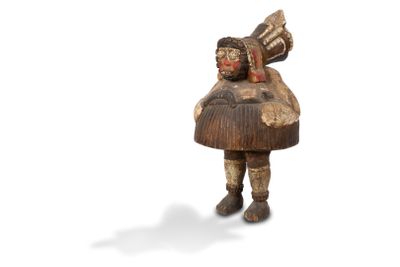 une vieille figurine en bois représentant un homme avec un chapeau sur la tête