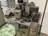 une machine posée sur une table dans une pièce
