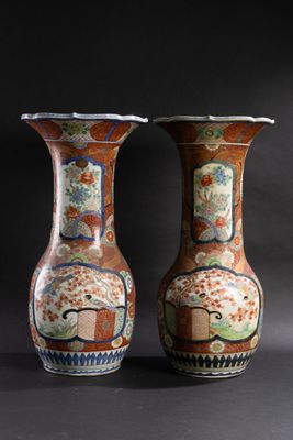 deux vases sont posés côte à côte sur un fond noir