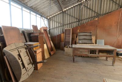 Lot de meubles en bois et panneaux de bois.