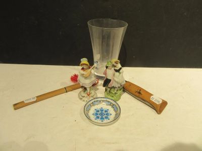 un verre orné de quelques figurines, posé à côté d'une assiette sur laquelle repose une batte de baseball