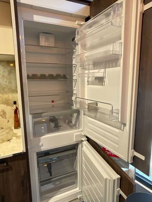 un réfrigérateur dont la porte est ouverte, dans une cuisine