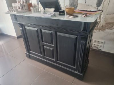un meuble de salle de bains surmonté d'un miroir, dans une pièce