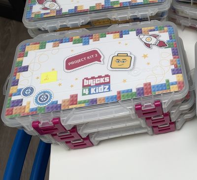 deux boîtes en plastique ornées de Lego, posées sur une table