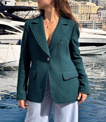 une femme debout devant un bateau