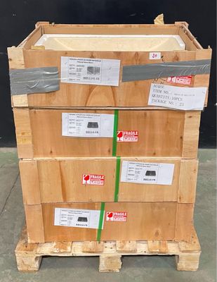 une pile de cartons posés sur une palette et portant des étiquettes